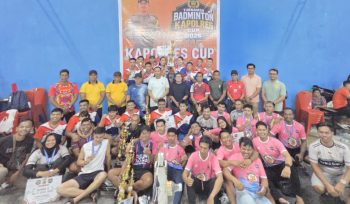 Foto bersama dalam penutupan Turnamen Badminton Kapolres Cup 2026 yang berlangsung meriah di Gedung SIG Newi Serui. (KabarPapua.co/Ainun Faathirjal)

