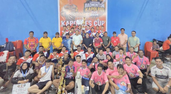 Foto bersama dalam penutupan Turnamen Badminton Kapolres Cup 2026 yang berlangsung meriah di Gedung SIG Newi Serui. (KabarPapua.co/Ainun Faathirjal)

