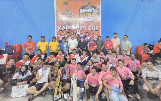 
					Foto bersama dalam penutupan Turnamen Badminton Kapolres Cup 2026 yang berlangsung meriah di Gedung SIG Newi Serui. (KabarPapua.co/Ainun Faathirjal)

