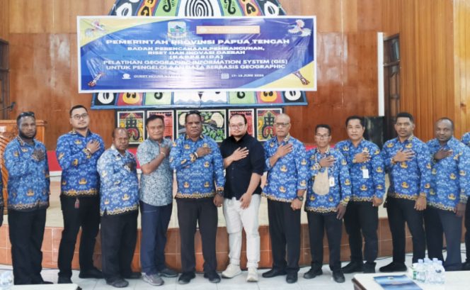
					Foto bersama dalam pelatihan SIG, yang digelar di Aula Guest House Bapperida Provinsi Papua Tengah, Nabire. (KabarPapua.co/Agies Pranoto)