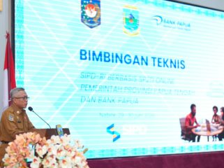 Mewakili Gubernur Papua Tengah, Asisten II Sekda Bidang Perekonomian dan Pembangunan Provinsi Papua Tengah Tumiran membuka resmi Bimtek SIPD-RI Berbasis SP2D Online Pemerintah Provinsi Papua Tengah dan Bank Papua. (KabarPapua.co/Agies Pranoto)
