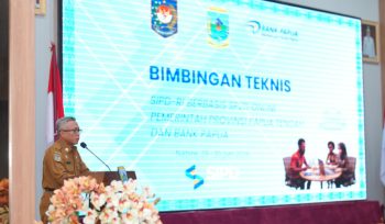 Mewakili Gubernur Papua Tengah, Asisten II Sekda Bidang Perekonomian dan Pembangunan Provinsi Papua Tengah Tumiran membuka resmi Bimtek SIPD-RI Berbasis SP2D Online Pemerintah Provinsi Papua Tengah dan Bank Papua. (KabarPapua.co/Agies Pranoto)