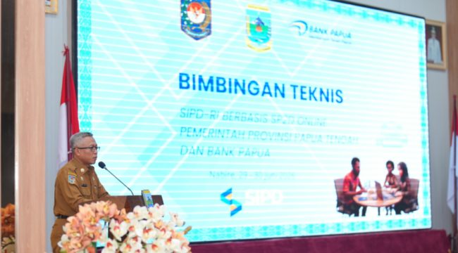 Mewakili Gubernur Papua Tengah, Asisten II Sekda Bidang Perekonomian dan Pembangunan Provinsi Papua Tengah Tumiran membuka resmi Bimtek SIPD-RI Berbasis SP2D Online Pemerintah Provinsi Papua Tengah dan Bank Papua. (KabarPapua.co/Agies Pranoto)
