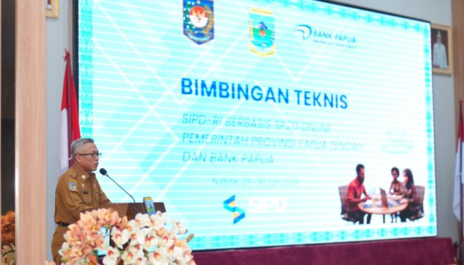 
					Mewakili Gubernur Papua Tengah, Asisten II Sekda Bidang Perekonomian dan Pembangunan Provinsi Papua Tengah Tumiran membuka resmi Bimtek SIPD-RI Berbasis SP2D Online Pemerintah Provinsi Papua Tengah dan Bank Papua. (KabarPapua.co/Agies Pranoto)