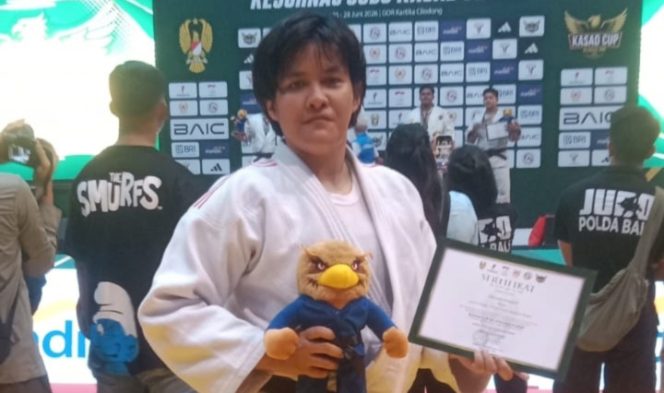 
					Bripda Dita Aulia Permata Putri, S.M., personel Polwan berdinas di Bidang Keuangan Polda Papua sukses bawa pulang medali perunggu di Kejurnas Judo KASAD 2026. Foto: Humas Polda Papua
