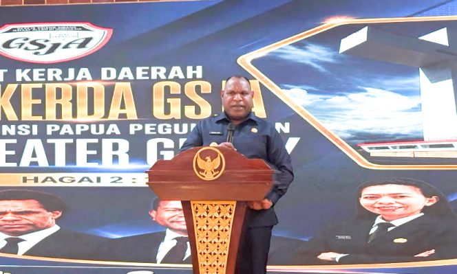 
					Bupati Jayawijaya Atenius Murip saat memberikan sambutan pada Rakorda GSJA Provinsi Papua Pegunungan Tahun 2026. (Foto dok: Kominfo Jayawijaya)
