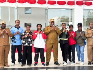 Bupati Jayawijaya Atenius Murip didampingi beberapa kepala dinas berfoto bersama para atlet sepak bola putri terbaik. (Foto dok: Diskominfo Jayawijaya)