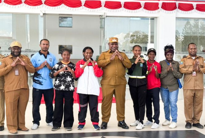 
					Bupati Jayawijaya Atenius Murip didampingi beberapa kepala dinas berfoto bersama para atlet sepak bola putri terbaik. (Foto dok: Diskominfo Jayawijaya)