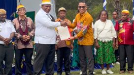 Peluncuran Noken Cenderawasih Wilayah Bomta oleh Bupati Jayawijaya Atenius Murip. (Foto dok: Kominfo Jayawijaya)
