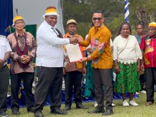 Peluncuran Noken Cenderawasih Wilayah Bomta oleh Bupati Jayawijaya Atenius Murip. (Foto dok: Kominfo Jayawijaya)
