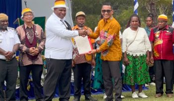 Peluncuran Noken Cenderawasih Wilayah Bomta oleh Bupati Jayawijaya Atenius Murip. (Foto dok: Kominfo Jayawijaya)

