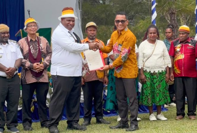 
					Peluncuran Noken Cenderawasih Wilayah Bomta oleh Bupati Jayawijaya Atenius Murip. (Foto dok: Kominfo Jayawijaya)

