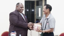 Bupati Jayawijaya Atenius Murip saat menyerahkan bantuan Rp200 juta kepada kontingen Pesparawi Papua Pegunungan. (Foto dok: Media Bupati Jayawijaya)
