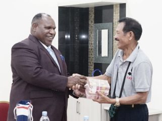Bupati Jayawijaya Atenius Murip saat menyerahkan bantuan Rp200 juta kepada kontingen Pesparawi Papua Pegunungan. (Foto dok: Media Bupati Jayawijaya)
