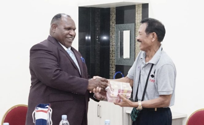
					Bupati Jayawijaya Atenius Murip saat menyerahkan bantuan Rp200 juta kepada kontingen Pesparawi Papua Pegunungan. (Foto dok: Media Bupati Jayawijaya)
