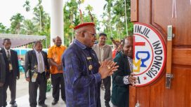 Bupati Puncak Elvis Tabuni didampingi tokoh agama saat  meresmikan Gedung Gereja Jemaat GKII Petrus di Kalimangga, Sanoba, Nabire, Sabtu, 27 Juni 2026. (Foto dok: Diskominfo Puncak)