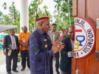 Bupati Puncak Elvis Tabuni didampingi tokoh agama saat  meresmikan Gedung Gereja Jemaat GKII Petrus di Kalimangga, Sanoba, Nabire, Sabtu, 27 Juni 2026. (Foto dok: Diskominfo Puncak)
