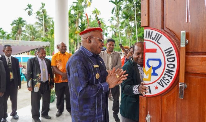 
					Bupati Puncak Elvis Tabuni didampingi tokoh agama saat  meresmikan Gedung Gereja Jemaat GKII Petrus di Kalimangga, Sanoba, Nabire, Sabtu, 27 Juni 2026. (Foto dok: Diskominfo Puncak)