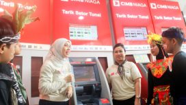 Head of Region Jakarta CIMB Niaga Adeline Hendarto (ketiga kanan) bersama  Community Development Head CIMB Niaga Astrid Candrasari (ketiga kiri) memperkenalkan fungsi mesin ATM kepada para peserta kegiatan Tour de Bank. (Foto dok: CIMB Niaga)