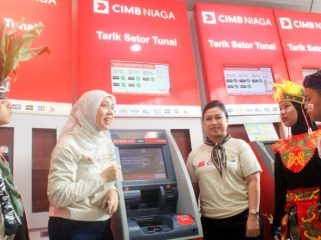 Head of Region Jakarta CIMB Niaga Adeline Hendarto (ketiga kanan) bersama  Community Development Head CIMB Niaga Astrid Candrasari (ketiga kiri) memperkenalkan fungsi mesin ATM kepada para peserta kegiatan Tour de Bank. (Foto dok: CIMB Niaga)