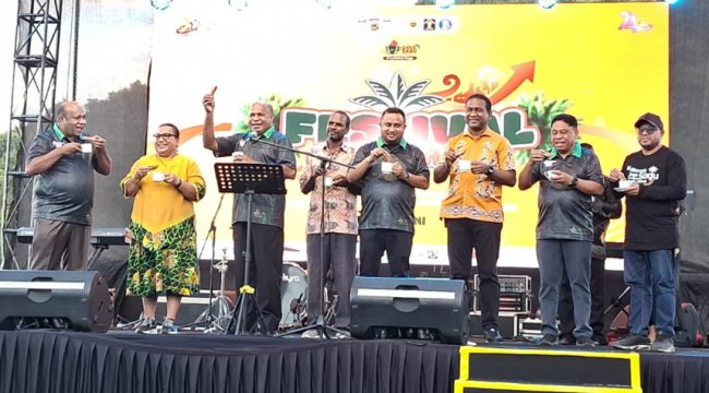 Gubernur Papua Matius D. Fakhiri saat membuka resmi Festival Colo Sagu 2026 di Kota Jayapura. (KabarPapua.co/Imelda)