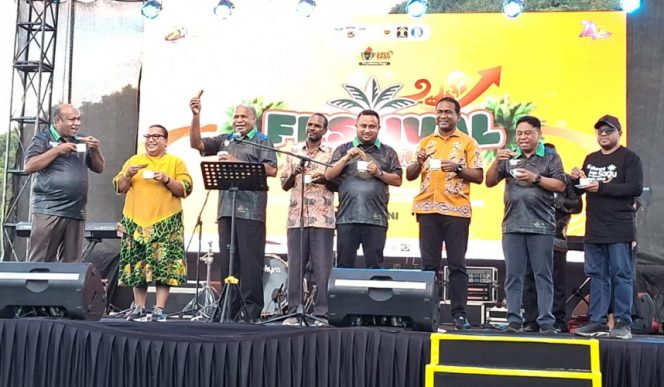 
					Gubernur Papua Matius D. Fakhiri saat membuka resmi Festival Colo Sagu 2026 di Kota Jayapura. (KabarPapua.co/Imelda)