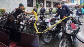 Saat petugas kepolisian memperlihatkan barang bukti kendaraan bermotor dari jaringan kejahatan jalanan yang meresahkan masyarakat. (KabarPapua.co/Imelda)