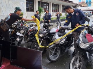 Saat petugas kepolisian memperlihatkan barang bukti kendaraan bermotor dari jaringan kejahatan jalanan yang meresahkan masyarakat. (KabarPapua.co/Imelda)