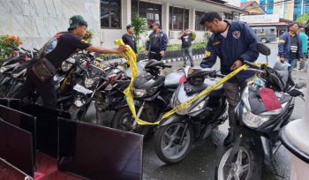 Saat petugas kepolisian memperlihatkan barang bukti kendaraan bermotor dari jaringan kejahatan jalanan yang meresahkan masyarakat. (KabarPapua.co/Imelda)