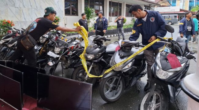 Saat petugas kepolisian memperlihatkan barang bukti kendaraan bermotor dari jaringan kejahatan jalanan yang meresahkan masyarakat. (KabarPapua.co/Imelda)