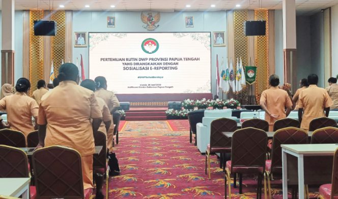 
					Suasana pertemuan rutin DWP Provinsi Papua Tengah yang dirangkaikan dengan sosialisasi E-Reporting. (KabarPapua.co/Agies Pranoto) 
