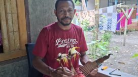 Dominggus Ayomi, seorang perawat yang juga perajin sisir bambu khas Papua dan aksesoris sisir  Cenderawasih. (KabarPapua.co/Ainun Faathirjal)

