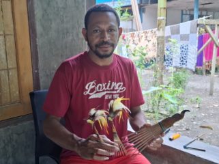 Dominggus Ayomi, seorang perawat yang juga perajin sisir bambu khas Papua dan aksesoris sisir  Cenderawasih. (KabarPapua.co/Ainun Faathirjal)
