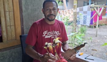 Dominggus Ayomi, seorang perawat yang juga perajin sisir bambu khas Papua dan aksesoris sisir  Cenderawasih. (KabarPapua.co/Ainun Faathirjal)

