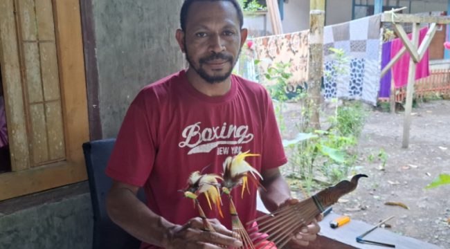 Dominggus Ayomi, seorang perawat yang juga perajin sisir bambu khas Papua dan aksesoris sisir  Cenderawasih. (KabarPapua.co/Ainun Faathirjal)
