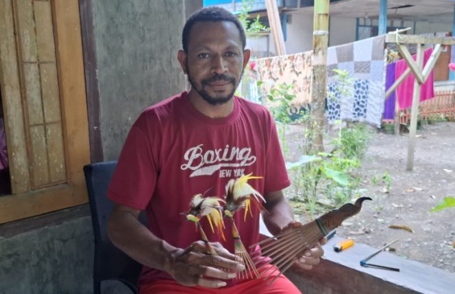 
					Dominggus Ayomi, seorang perawat yang juga perajin sisir bambu khas Papua dan aksesoris sisir  Cenderawasih. (KabarPapua.co/Ainun Faathirjal)
