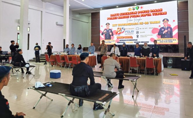 
					Suasana pelaksanaan bakti kesehatan donor darah Polres Nabire Polda Papua Tengah dalam rangka HUT ke-80 Bhayangkara di Aula Wicaksana Laghawa, Nabire. (KabarPapua.co/Agies Pranoto)