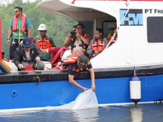 Vice President Environmental PTFI Gesang Setyadi (kiri, bertopi) melakukan pelepasan simbolis 10.000 ikan baramundi di Muara Tipuka, Distrik Mimika Timur, Kabupaten Mimika papua Tengah pada Kamis, 28 Mei 2026. (Foto dok: PTFI)