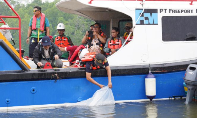 
					Vice President Environmental PTFI Gesang Setyadi (kiri, bertopi) melakukan pelepasan simbolis 10.000 ikan baramundi di Muara Tipuka, Distrik Mimika Timur, Kabupaten Mimika papua Tengah pada Kamis, 28 Mei 2026. (Foto dok: PTFI)