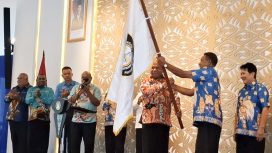 Saat Gubernur Papua Mathius D. Fahiri secara resmi melepas kontingen Pesparawi Nasional XIV Tahun 2026 yang akan berlaga di Manokwari, Papua Barat. (KabarPapua.co/Imelda)
