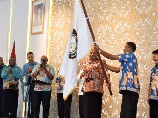 Saat Gubernur Papua Mathius D. Fahiri secara resmi melepas kontingen Pesparawi Nasional XIV Tahun 2026 yang akan berlaga di Manokwari, Papua Barat. (KabarPapua.co/Imelda)
