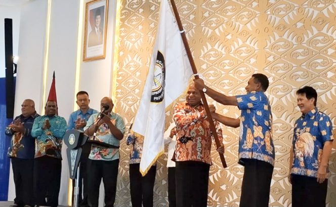
					Saat Gubernur Papua Mathius D. Fahiri secara resmi melepas kontingen Pesparawi Nasional XIV Tahun 2026 yang akan berlaga di Manokwari, Papua Barat. (KabarPapua.co/Imelda)
