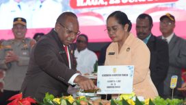 Pemkab Puncak rayakan HUT Ke-18 dengan pemotongan tumpeng, kue ulang Tahun, dan ramah tamah. Penjabat (Pj) Sekda Puncak Nenu Tabuni hadir mewakili Bupati Puncak, di Aula Negelar, Ilaga, Kabupaten Puncak. (Foto dok: Diskominfo Puncak)