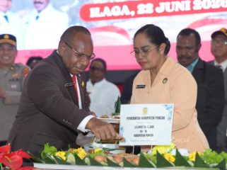 Pemkab Puncak rayakan HUT Ke-18 dengan pemotongan tumpeng, kue ulang Tahun, dan ramah tamah. Penjabat (Pj) Sekda Puncak Nenu Tabuni hadir mewakili Bupati Puncak, di Aula Negelar, Ilaga, Kabupaten Puncak. (Foto dok: Diskominfo Puncak)