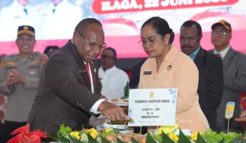 Pemkab Puncak rayakan HUT Ke-18 dengan pemotongan tumpeng, kue ulang Tahun, dan ramah tamah. Penjabat (Pj) Sekda Puncak Nenu Tabuni hadir mewakili Bupati Puncak, di Aula Negelar, Ilaga, Kabupaten Puncak. (Foto dok: Diskominfo Puncak)