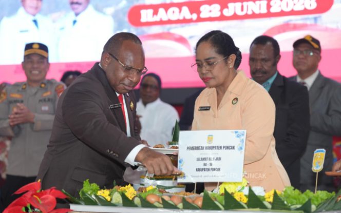 
					Pemkab Puncak rayakan HUT Ke-18 dengan pemotongan tumpeng, kue ulang Tahun, dan ramah tamah. Penjabat (Pj) Sekda Puncak Nenu Tabuni hadir mewakili Bupati Puncak, di Aula Negelar, Ilaga, Kabupaten Puncak. (Foto dok: Diskominfo Puncak)