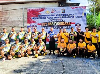 Berfoto bersama saat menyambut HUT Ke-80 Bhayangkara di Polres Nabire. (KabarPapua.co/Agies Pranoto)