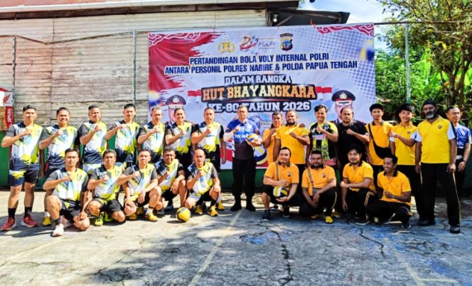 
					Berfoto bersama saat menyambut HUT Ke-80 Bhayangkara di Polres Nabire. (KabarPapua.co/Agies Pranoto)
