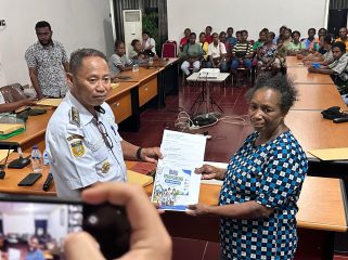 Wakil Bupati Kepulauan Yapen, Roy Palunga, secara simbolis menyerahkan rapor kepada orang tua siswa Sekolah Rakyat dalam kegiatan pembagian rapor bagi 49 siswa Sekolah Rakyat asal Kepulauan Yapen di Ruang Rapat Setda. Foto: ist