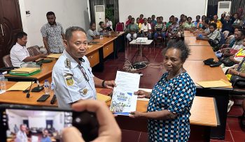 Wakil Bupati Kepulauan Yapen, Roy Palunga, secara simbolis menyerahkan rapor kepada orang tua siswa Sekolah Rakyat dalam kegiatan pembagian rapor bagi 49 siswa Sekolah Rakyat asal Kepulauan Yapen di Ruang Rapat Setda. Foto: ist